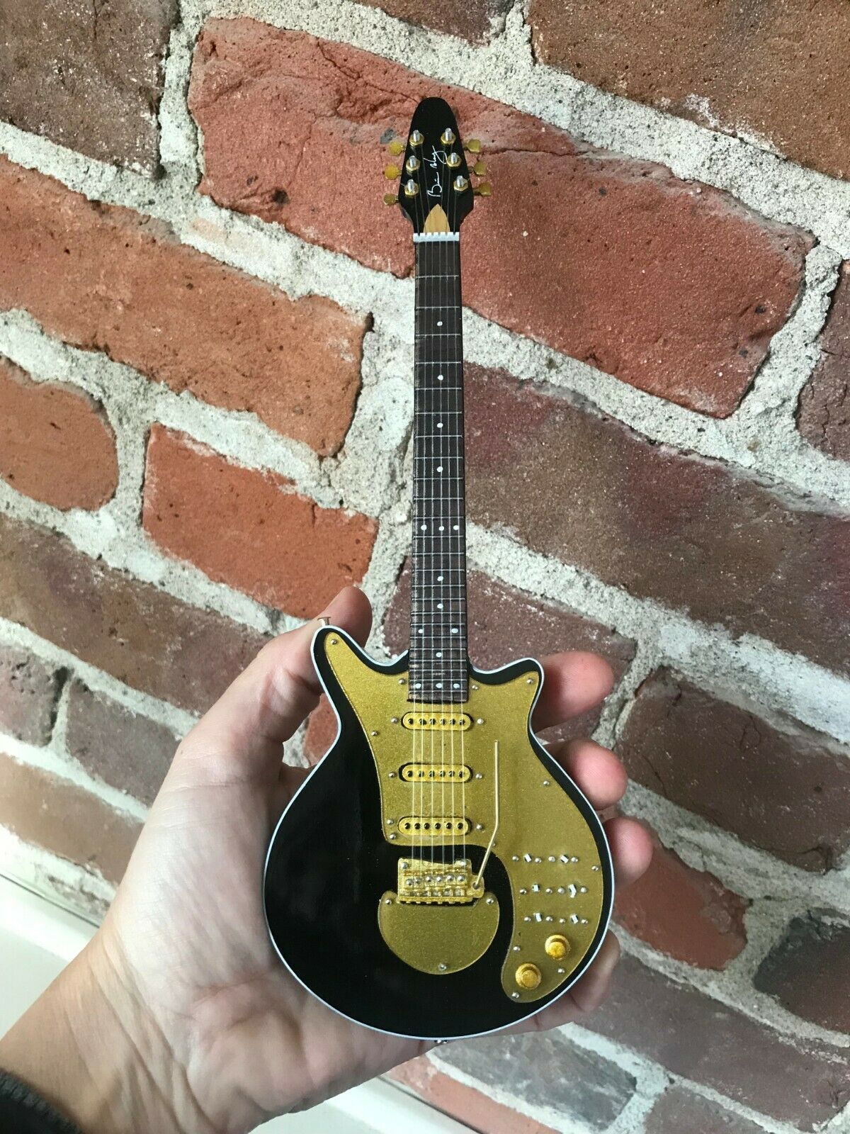 QUEEN - BRIAN MAY - SIGNATURE GOLD SPECIAL MINI GUITAR